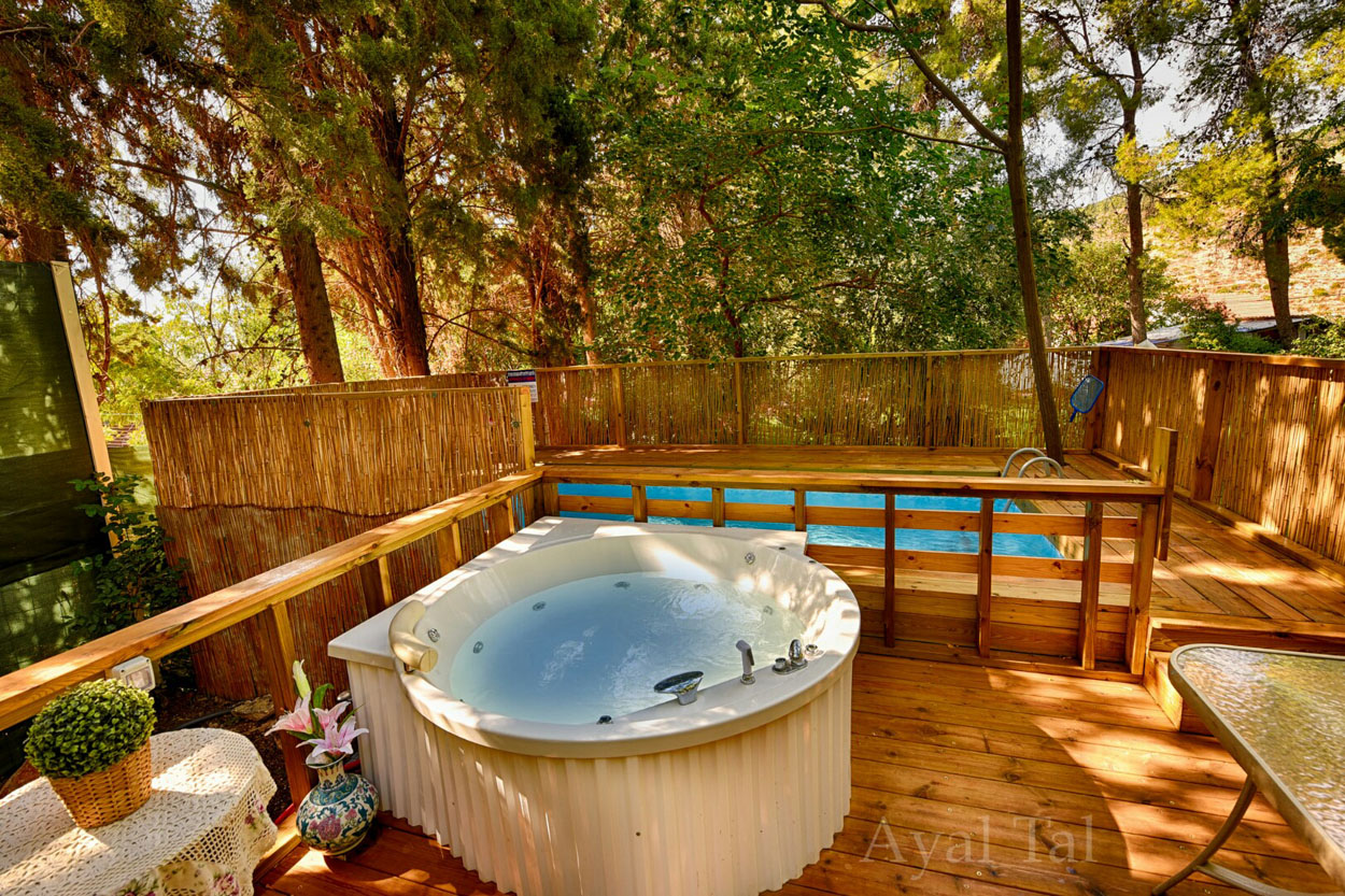 צימרים לפי שעה - צימר בודד עם ג'קוזי זוגי מחומם בחצר