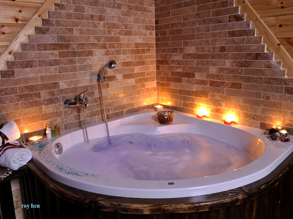 צימרים לפי שעה בתל תאומים - צימר טוב באהבה, ג'קוזי עגול ומפנק לאור נרות