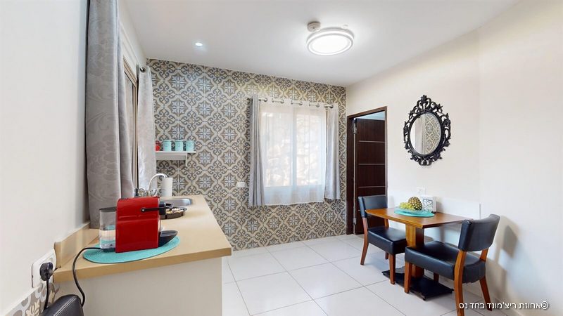 צימרים לפי שעה בחד נס - סלון מהודר באחוזת ריצ'מונד