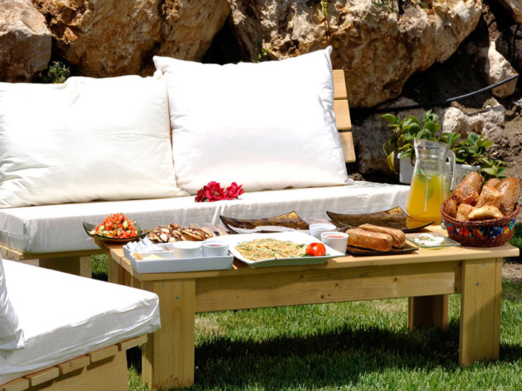 צימרים לפי שעה בתל תאומים - פינת ישיבה בחצר וארוחות בוקר מעולות